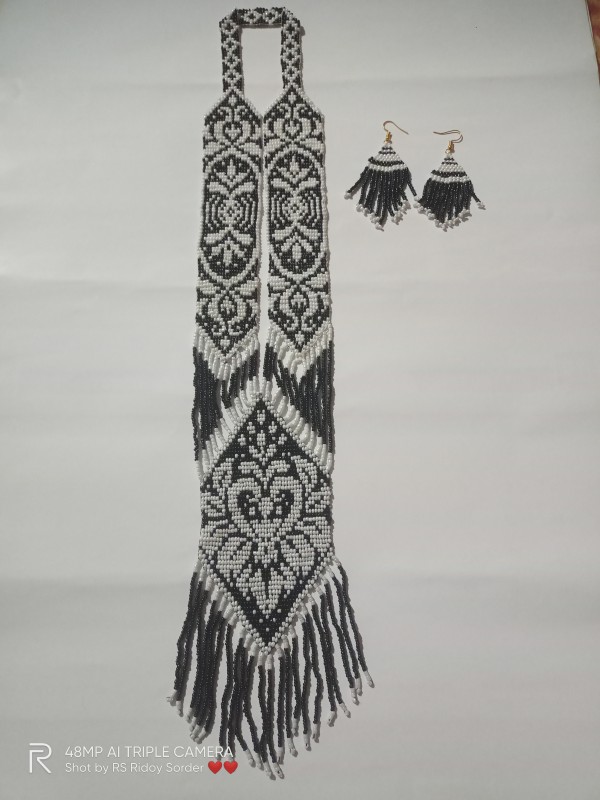 Loom beading neckless black and White