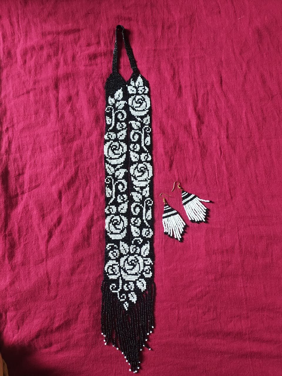 Loom beading neckless black and White